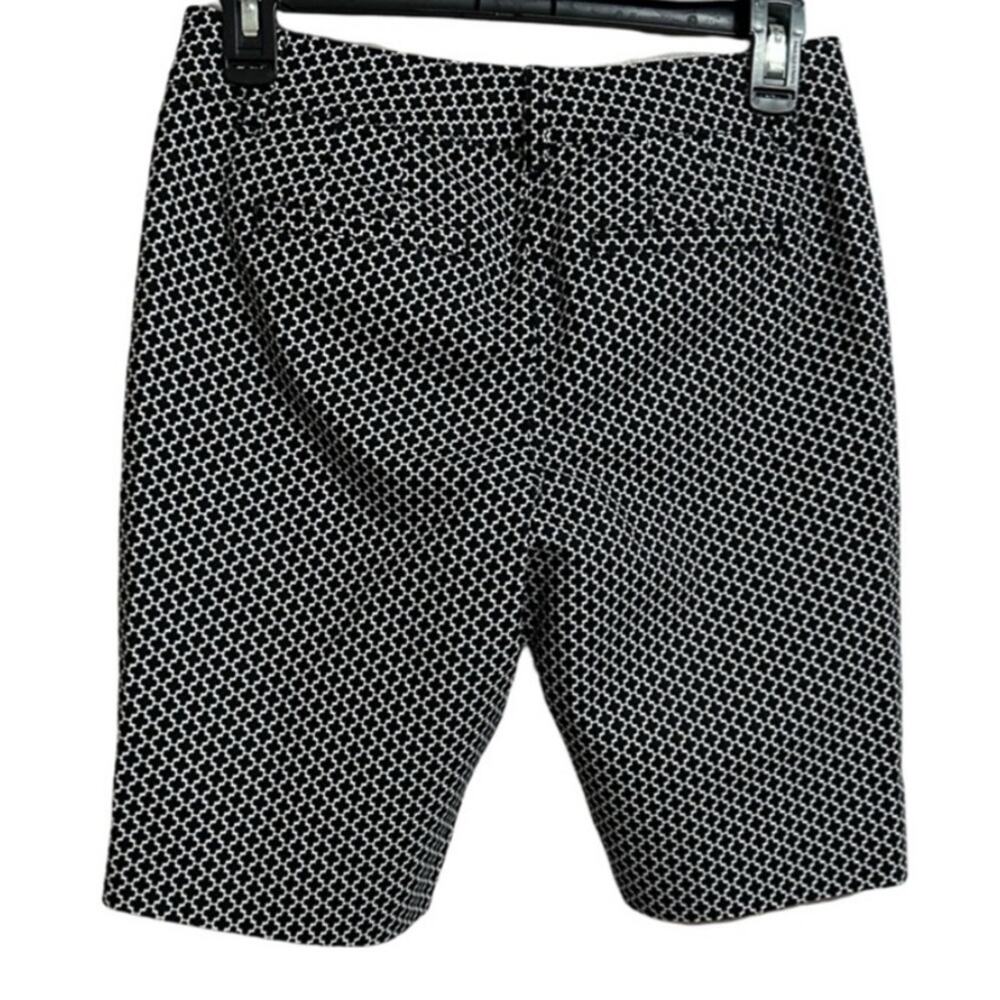 UEC WHITE HOUSE BLACK MARKET STRETCH BLACK & WHITE GEOMETRIC BERMUDA SHORTS SZ 8